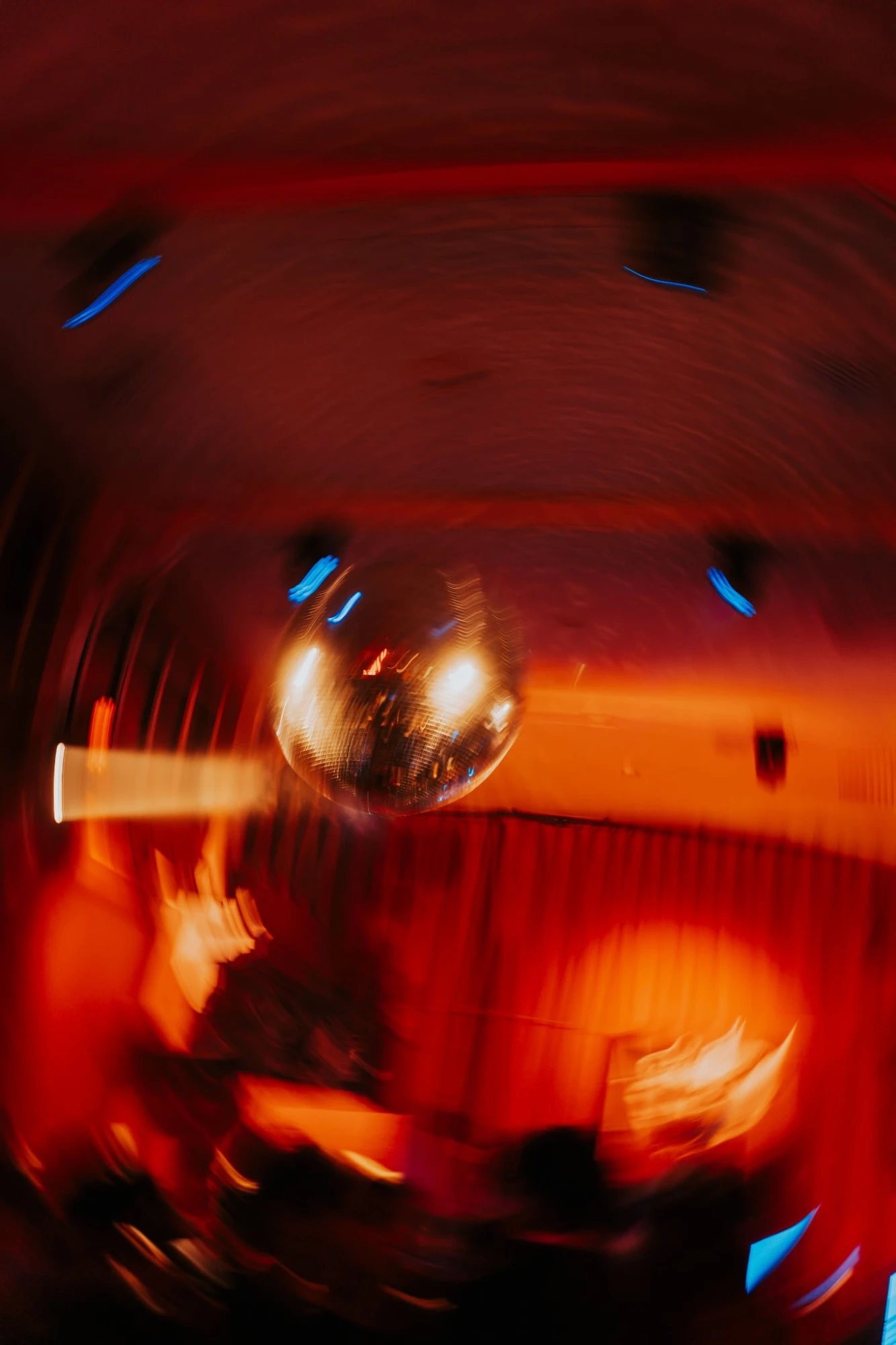 Discobal in warm rood licht op een feest