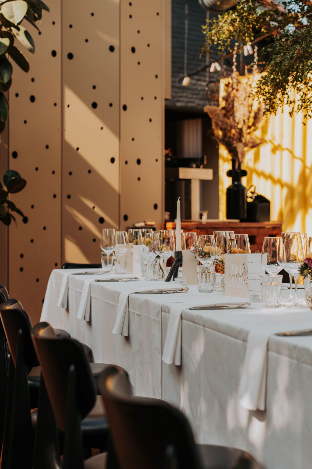 Gedekte tafels in een sfeervolle zaal