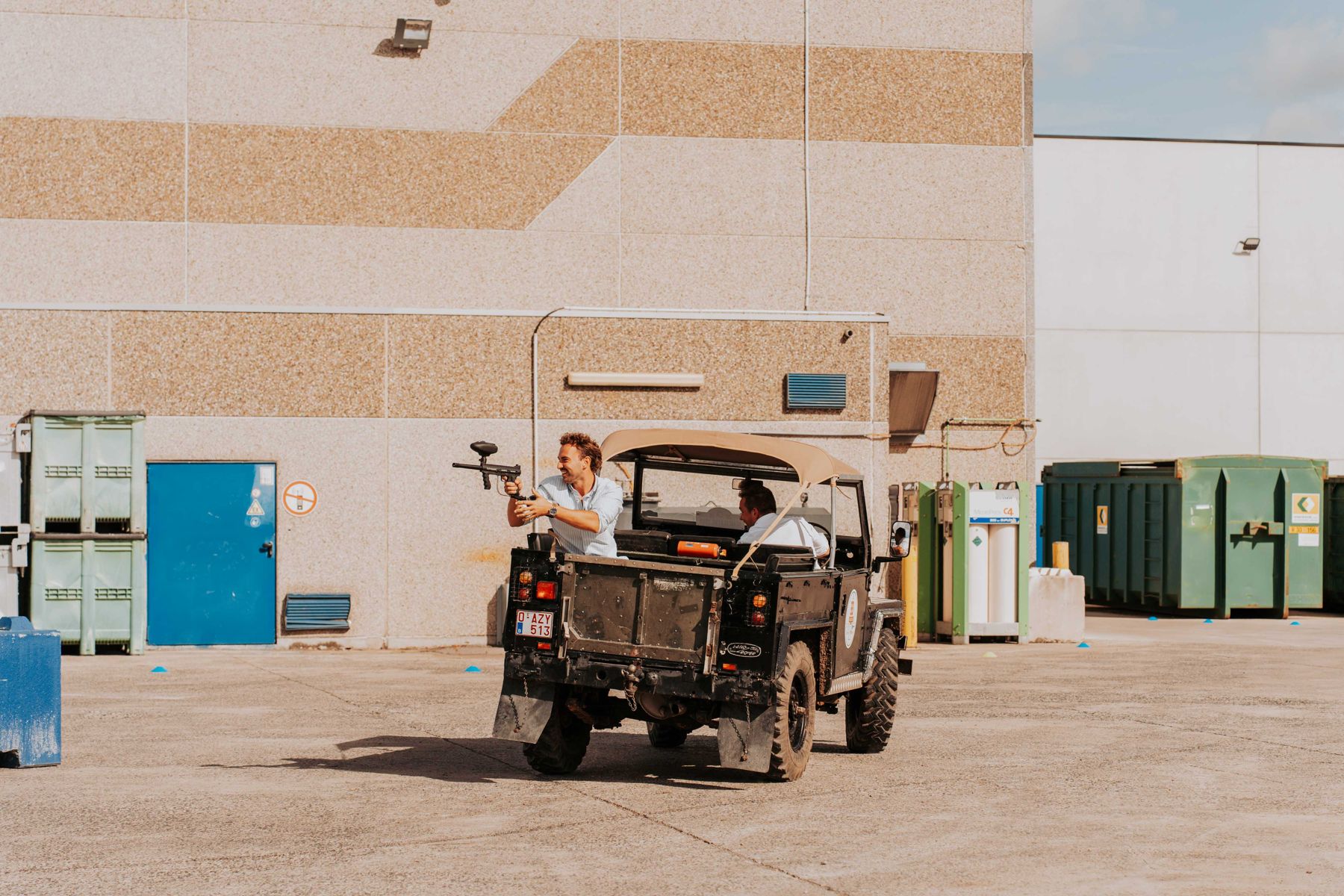 Oldtimer jeep op een parking
