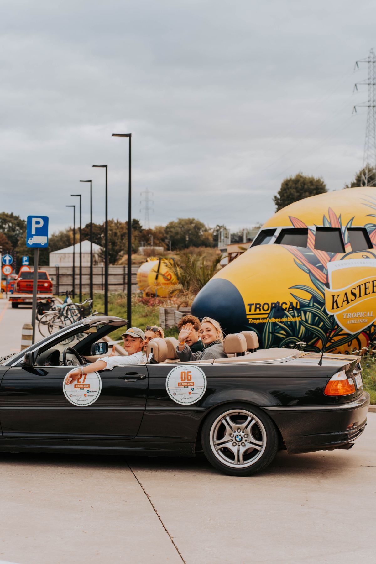 Cabrio met rallyschild onderweg