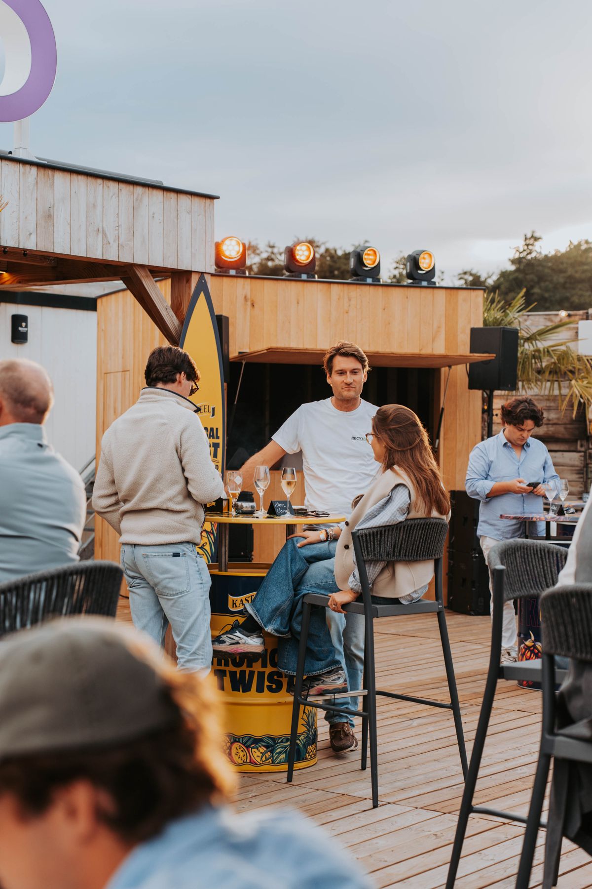 Gasten op een terras bij een strandbar