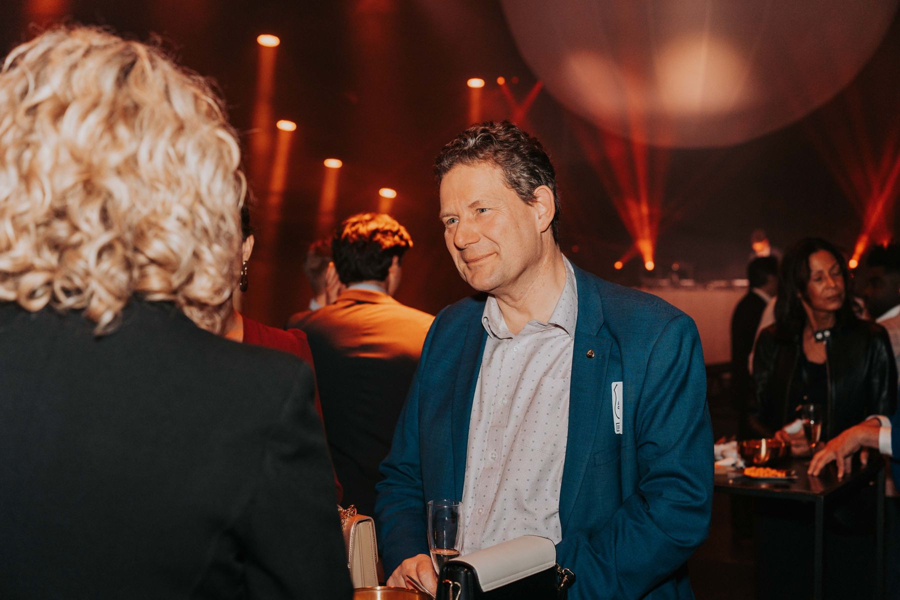 Gesprek tussen gasten op een gala
