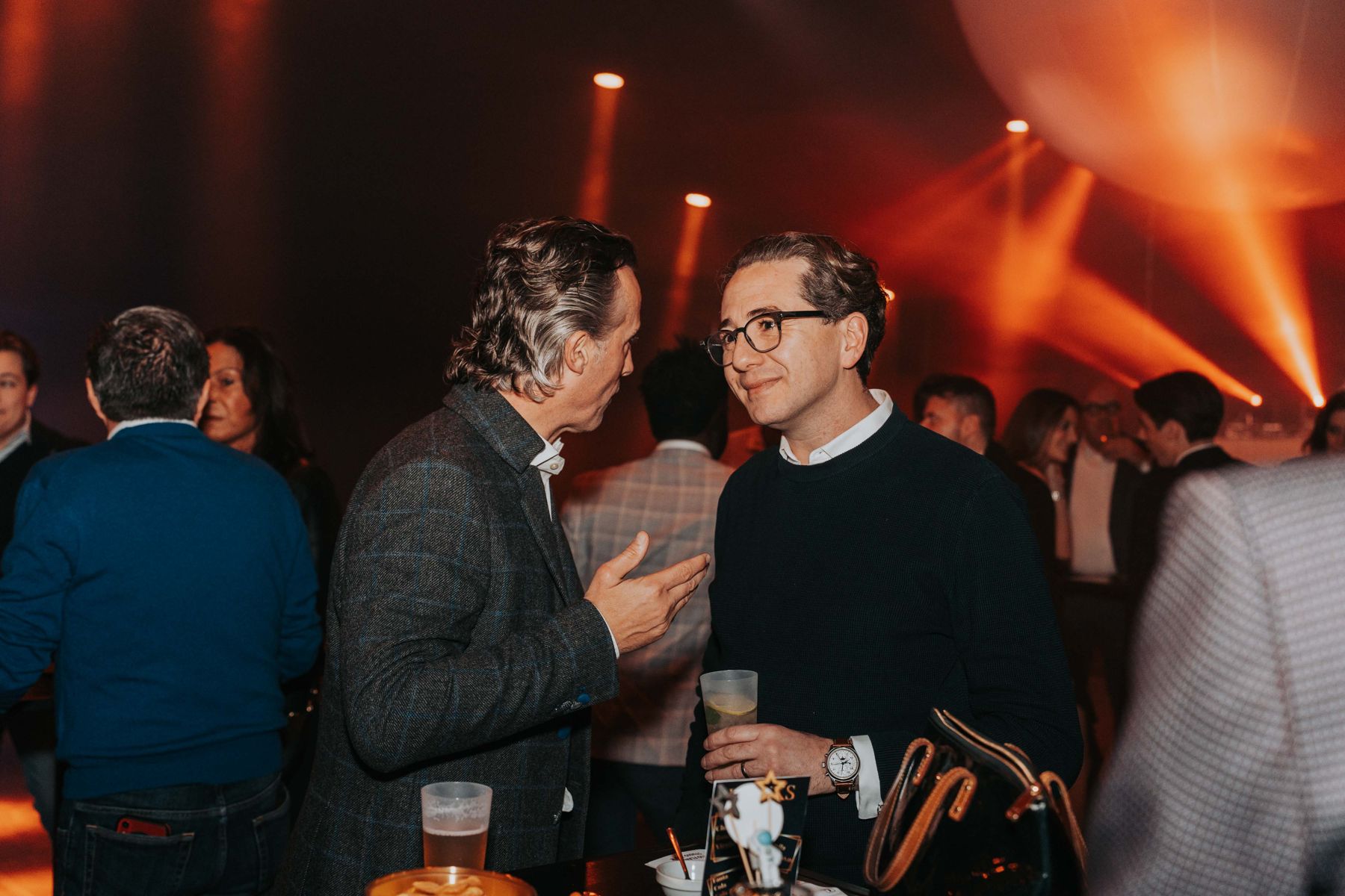 Gasten in gesprek in rood licht