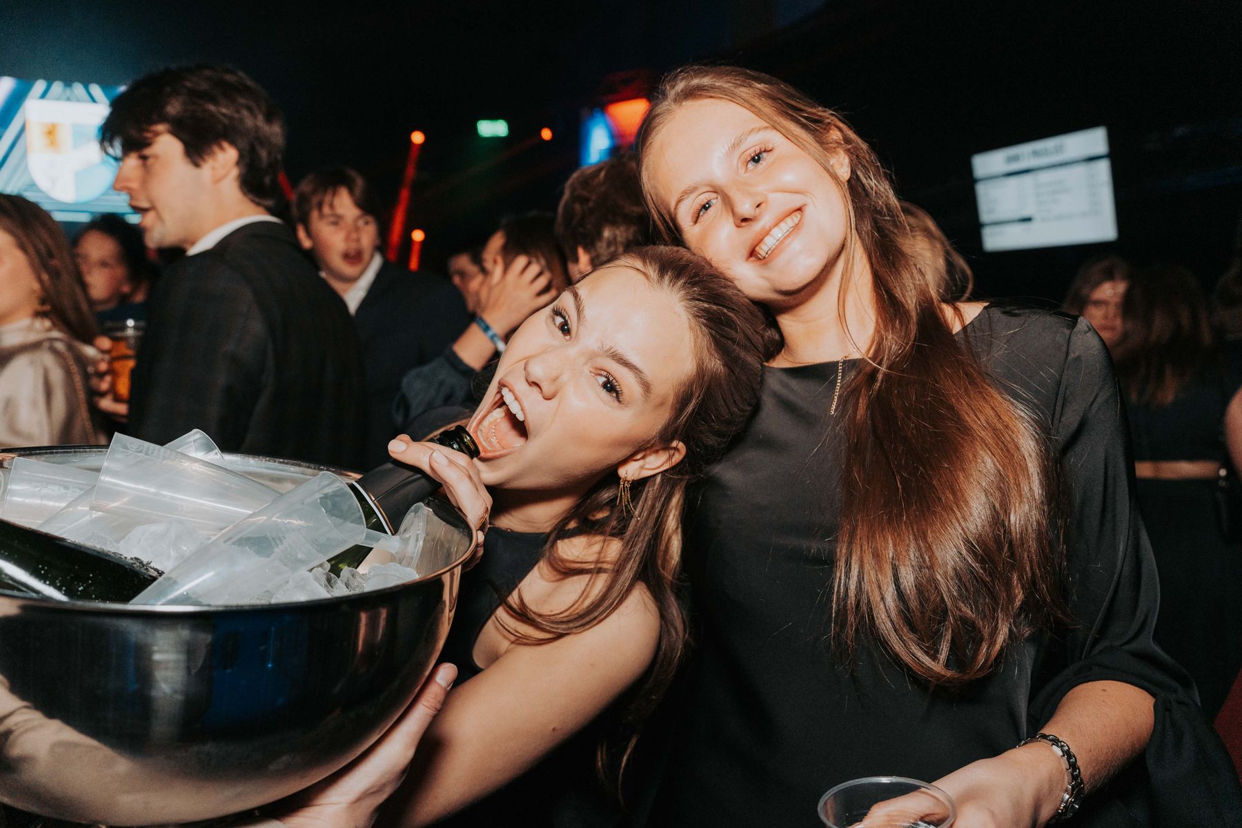 Vriendinnen lachen aan de bar