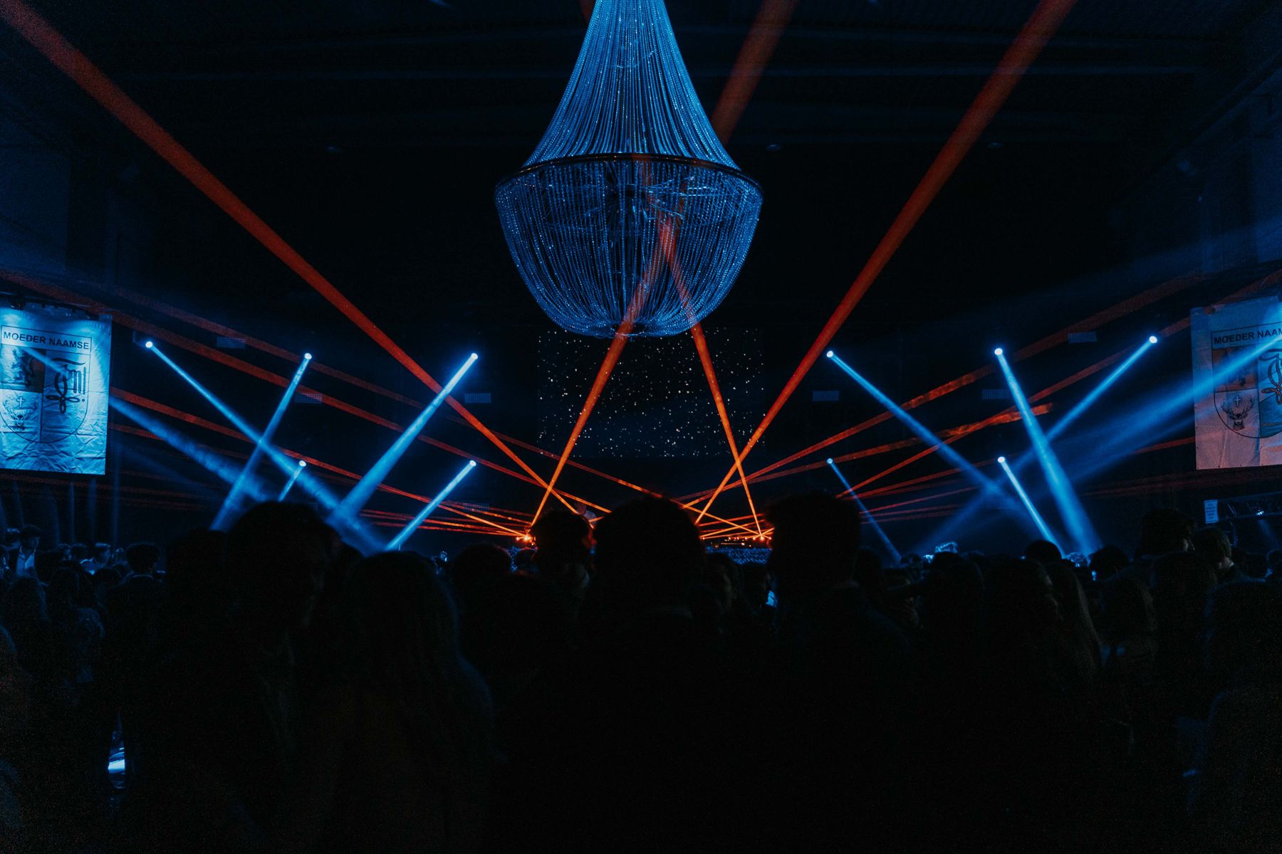 Lichtshow met kroonluchter