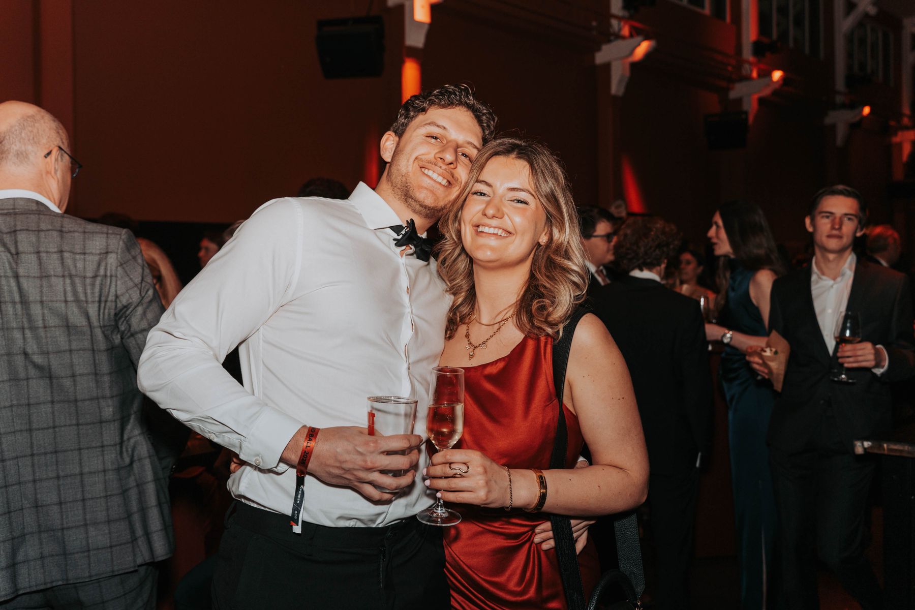 Koppel poseert op een feest
