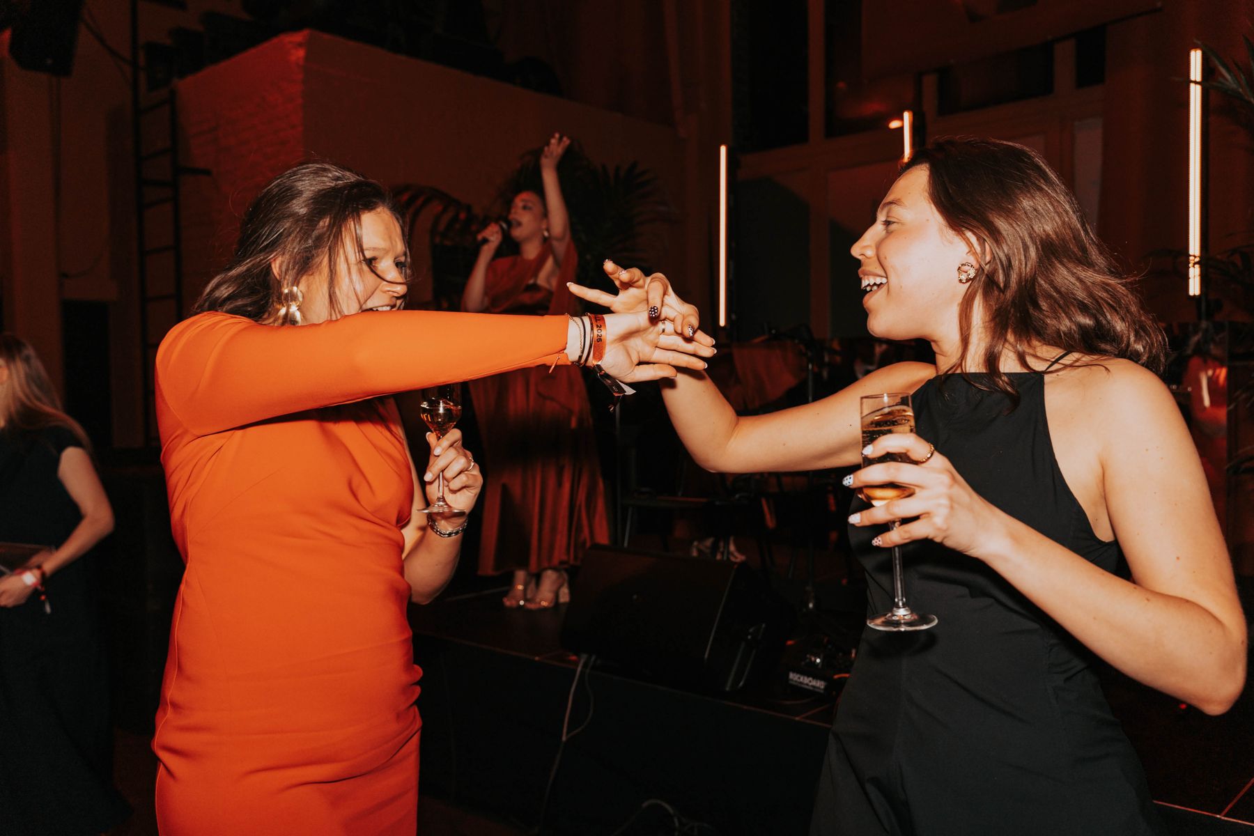 Twee vrouwen dansen samen