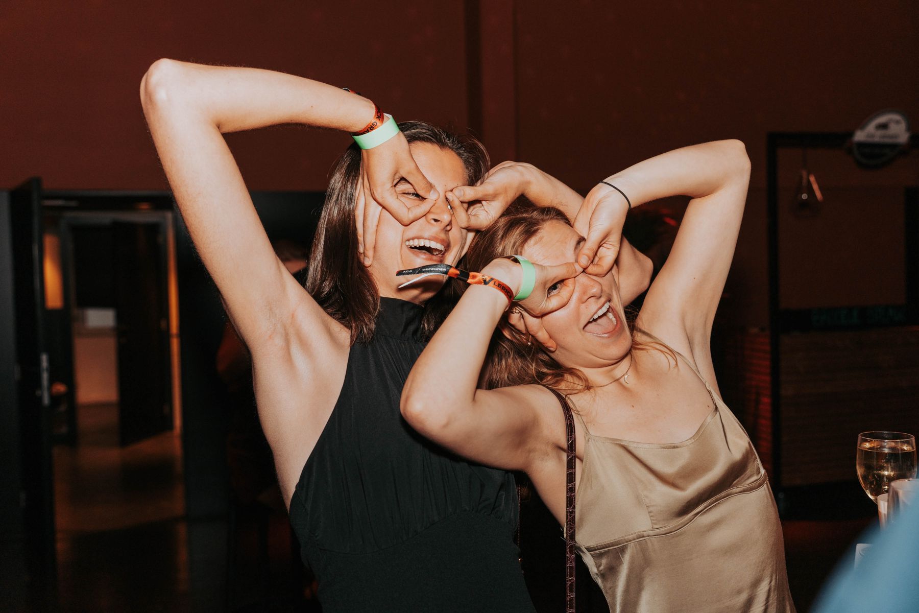 Dansende vrouwen op een feest