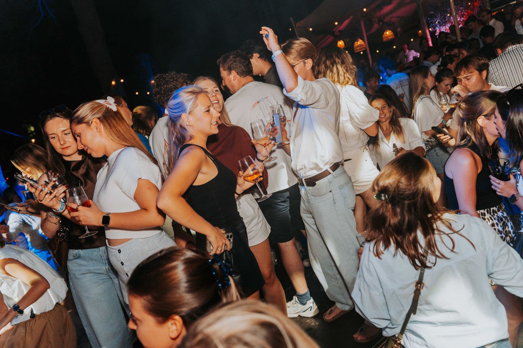 Dansende menigte op een feest