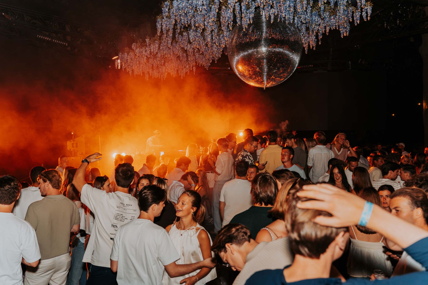 Feestende menigte in oranje rook
