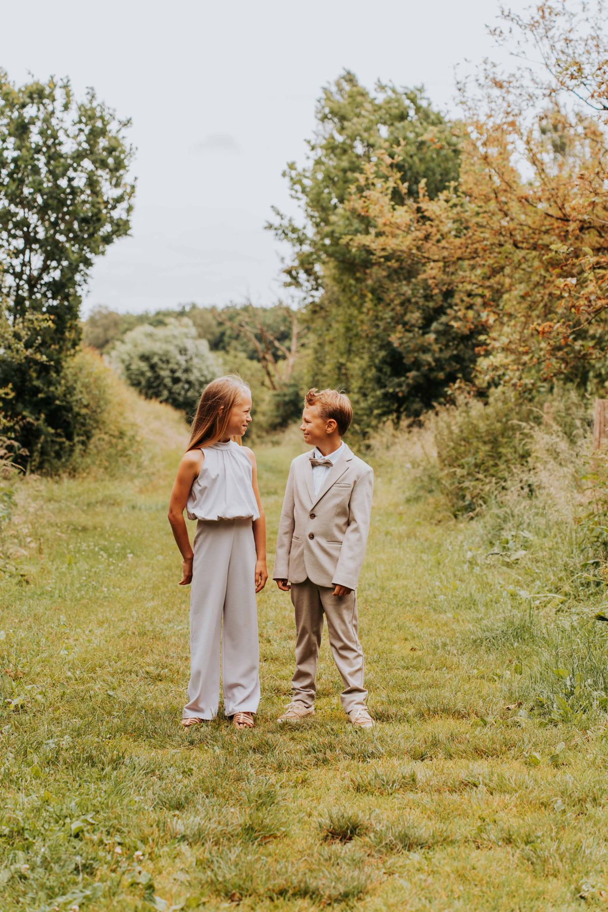 Twee kinderen op een graspad