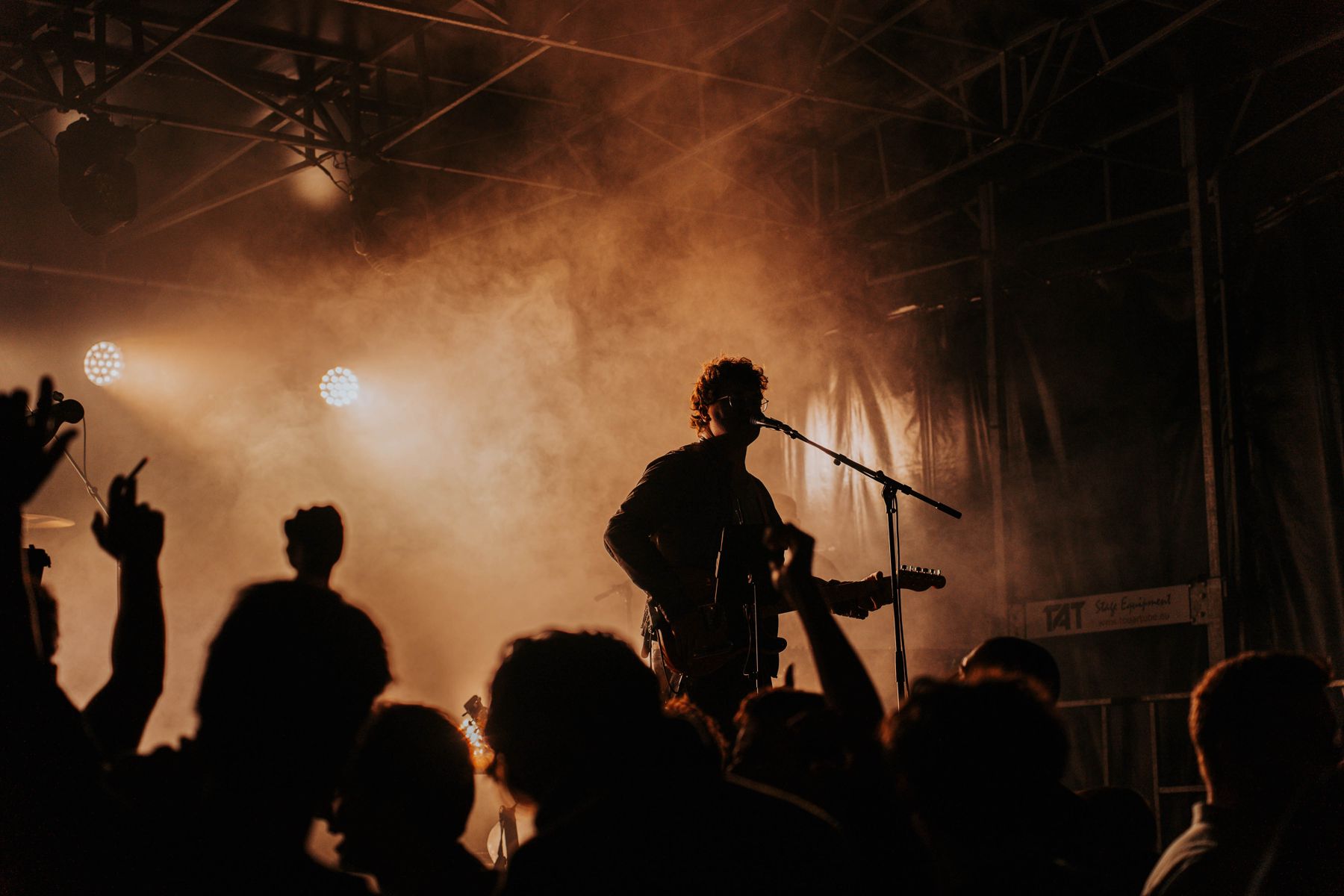 Silhouet van een band op het podium