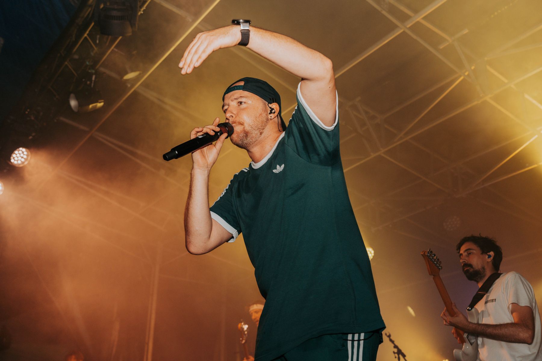 Zanger met microfoon op het podium
