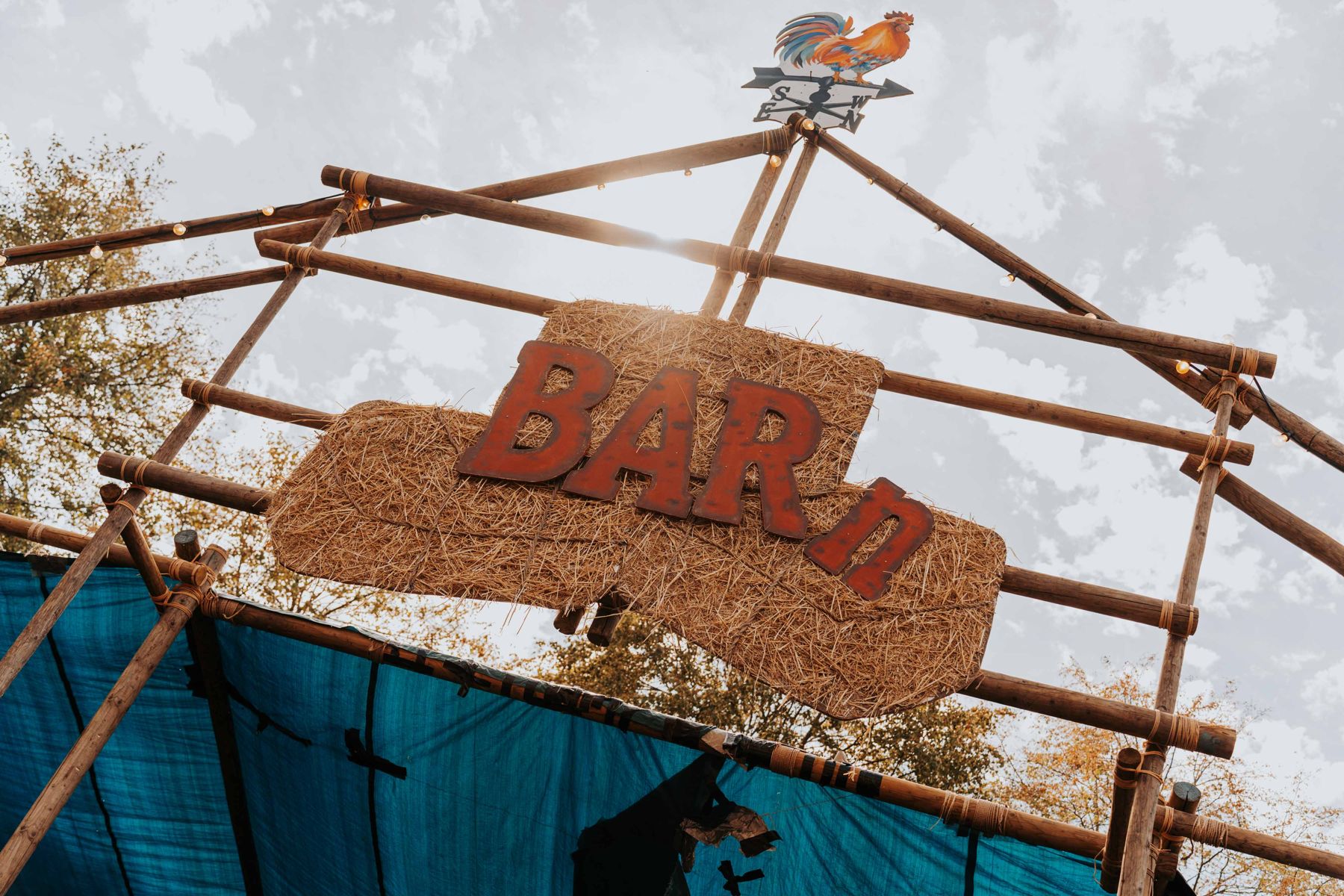Houten bar-bord tegen een blauwe lucht