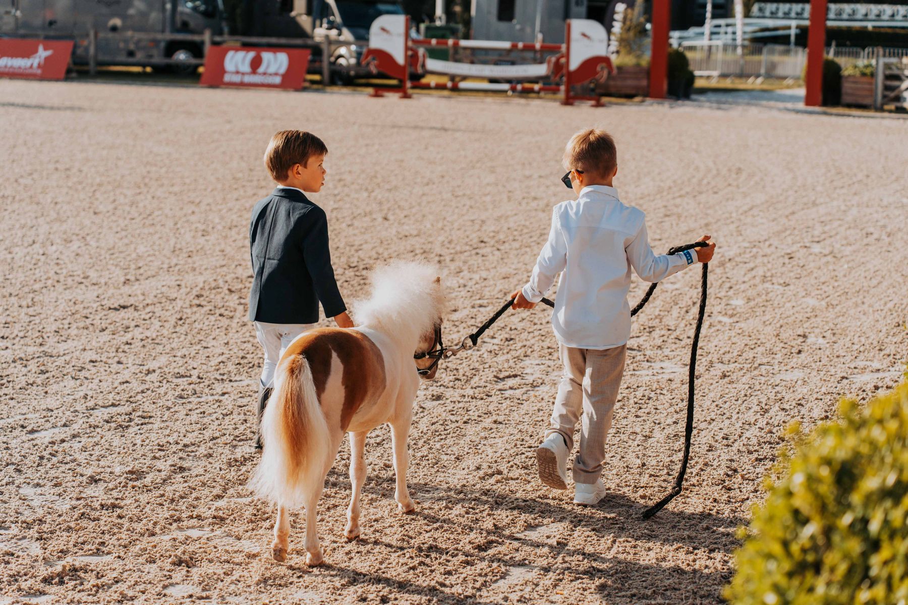Kinderen met een pony op een jumpingpiste