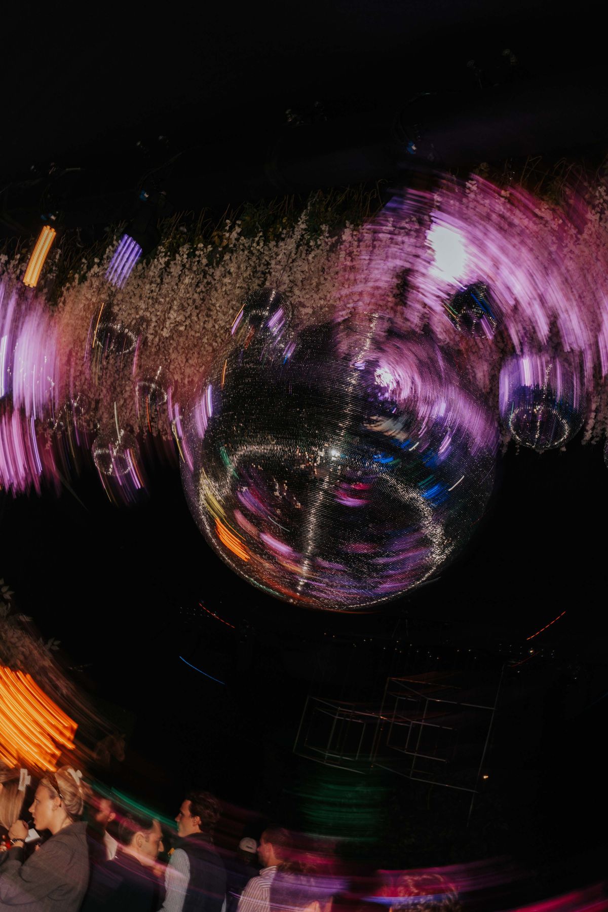 Discobal in paars licht