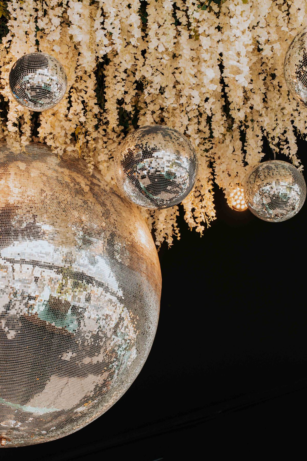Discoballen tussen hangende bloemen