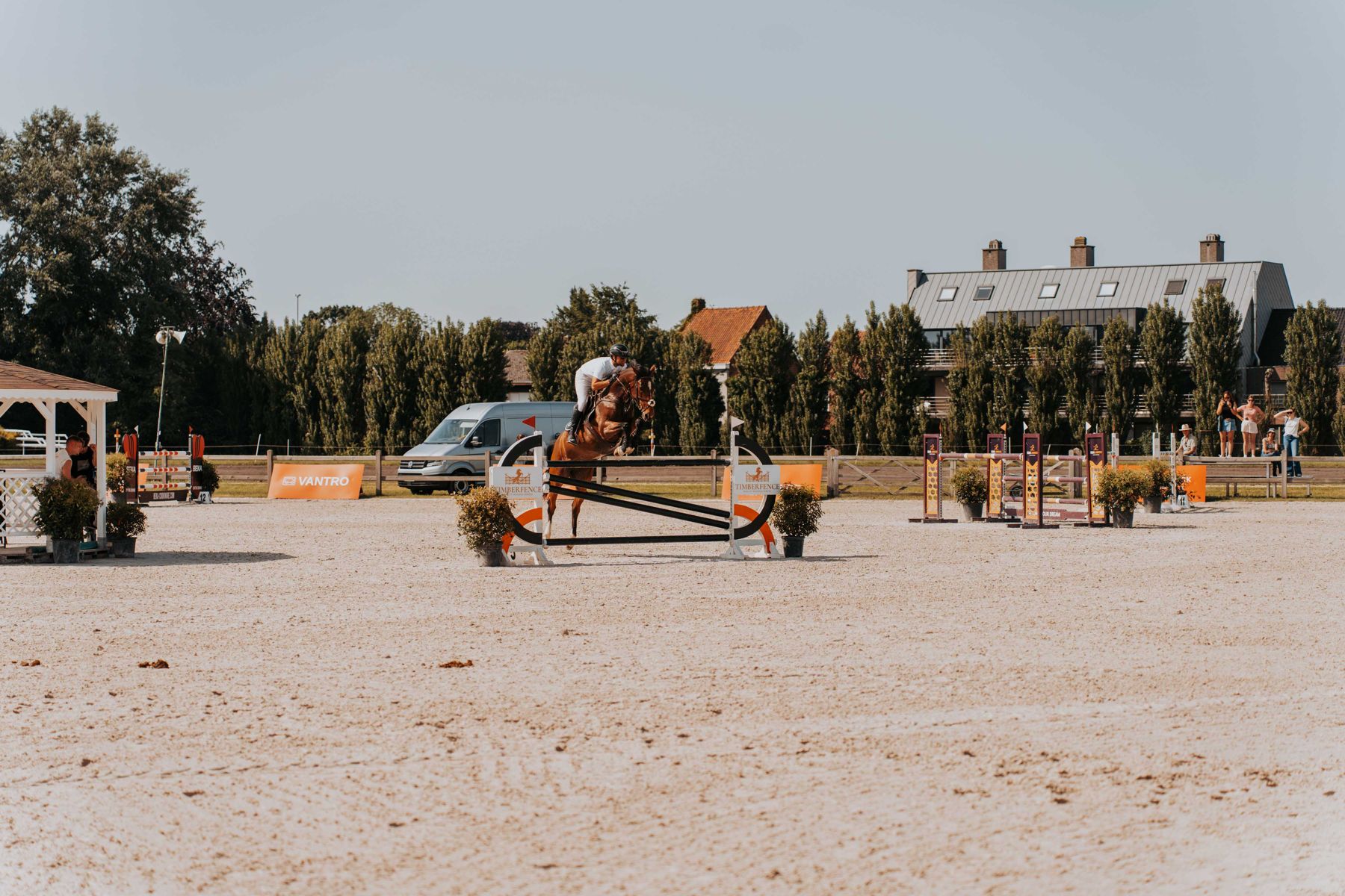 Ruiter op een jumpingpiste