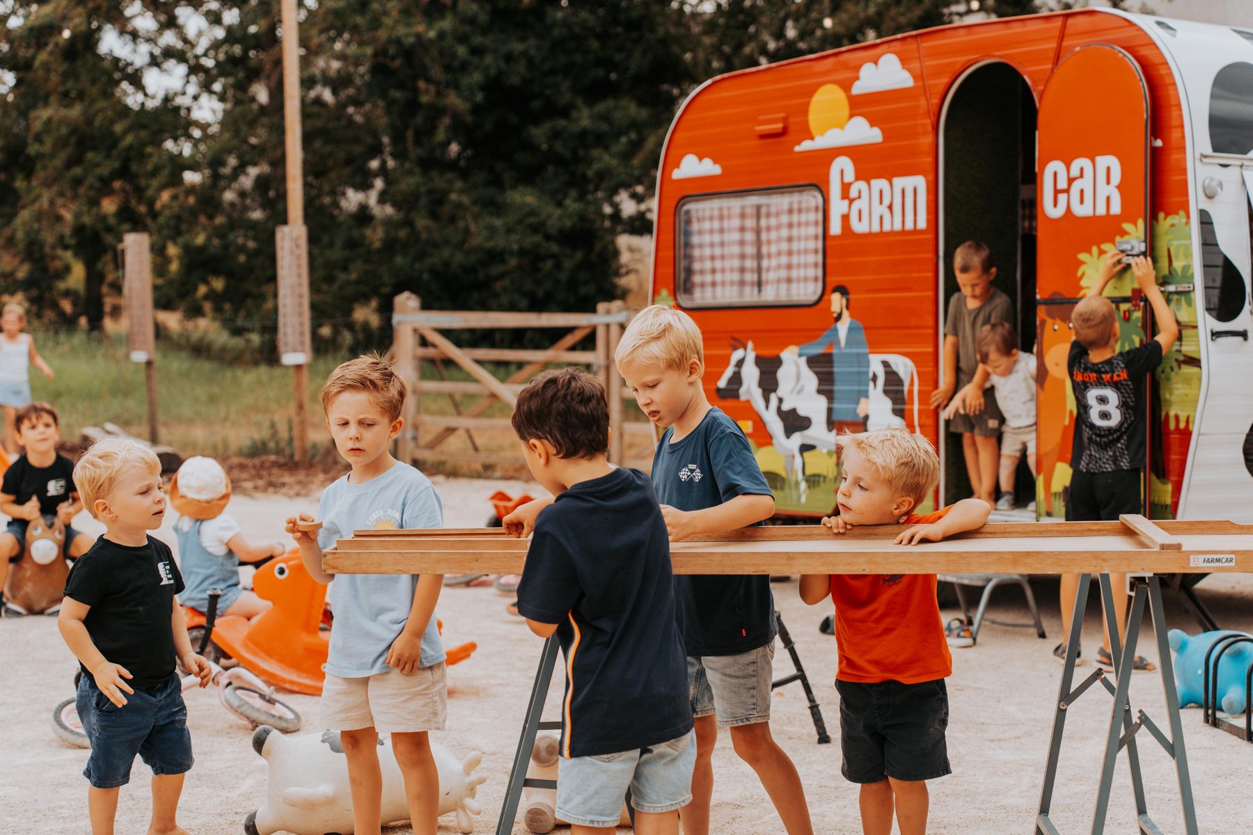 Kinderen spelen bij een oranje foodtruck