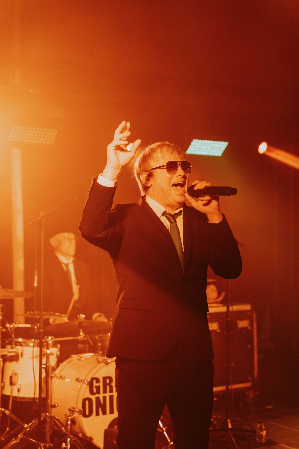 Zanger in oranje licht