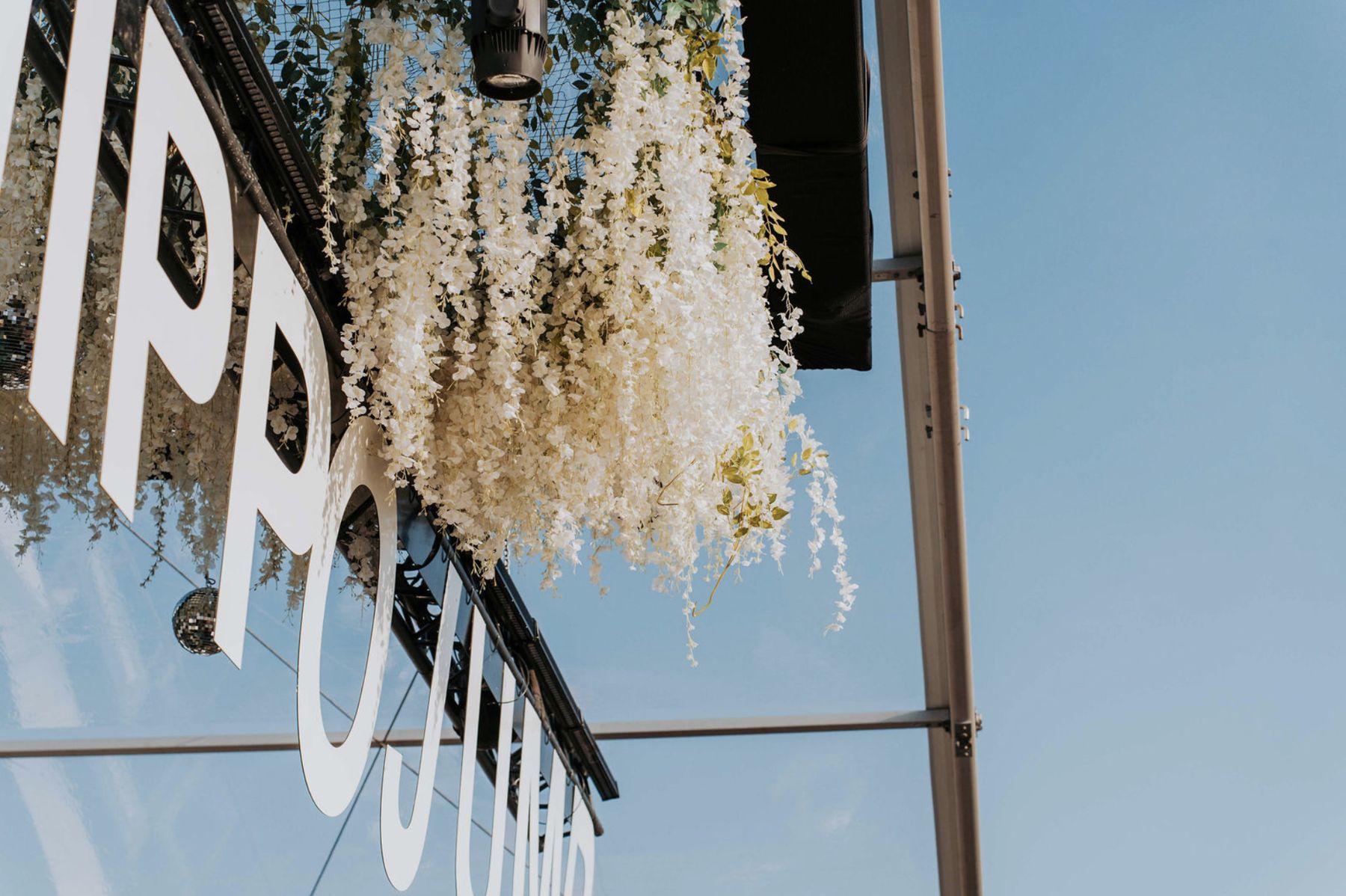 Bloemen aan een gevel