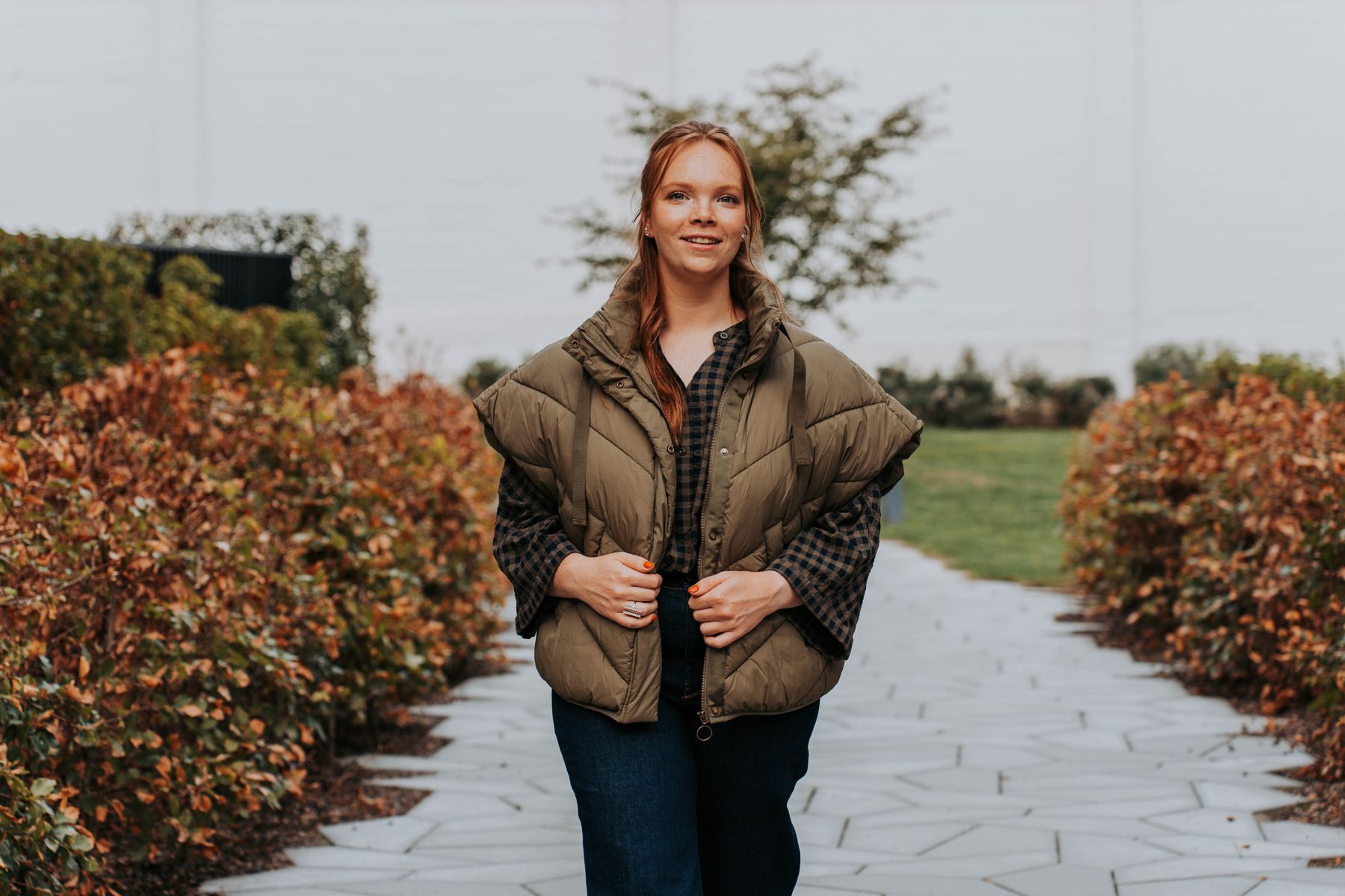 Vrouw wandelt over een tuinpad