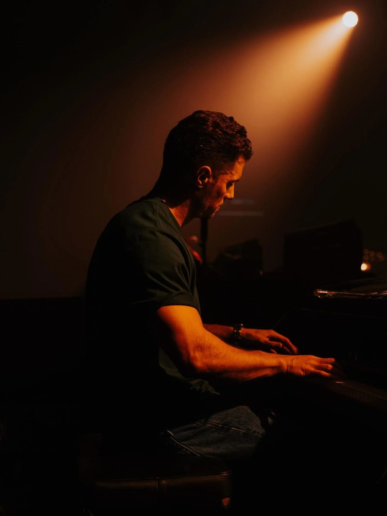 Pianist in het licht van een spot